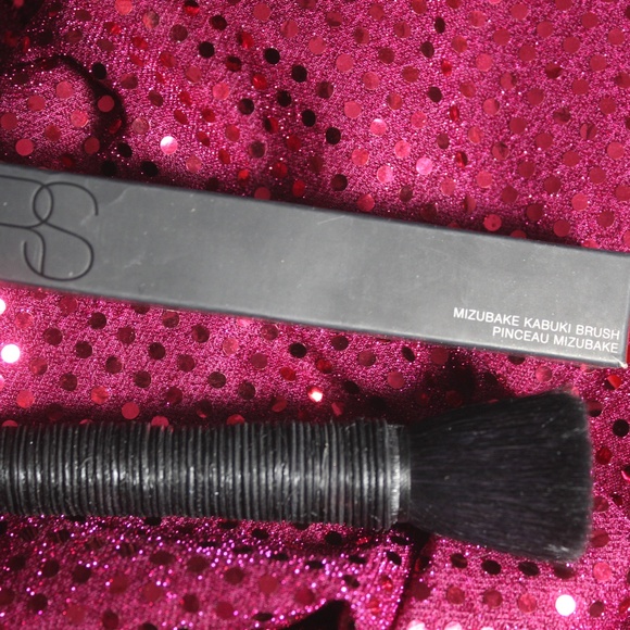 GAVE AWAY AS GIFT W ORDER 🎁BNIB》NARS Mizubake Kabuki Brush - Picture 1 of 5
